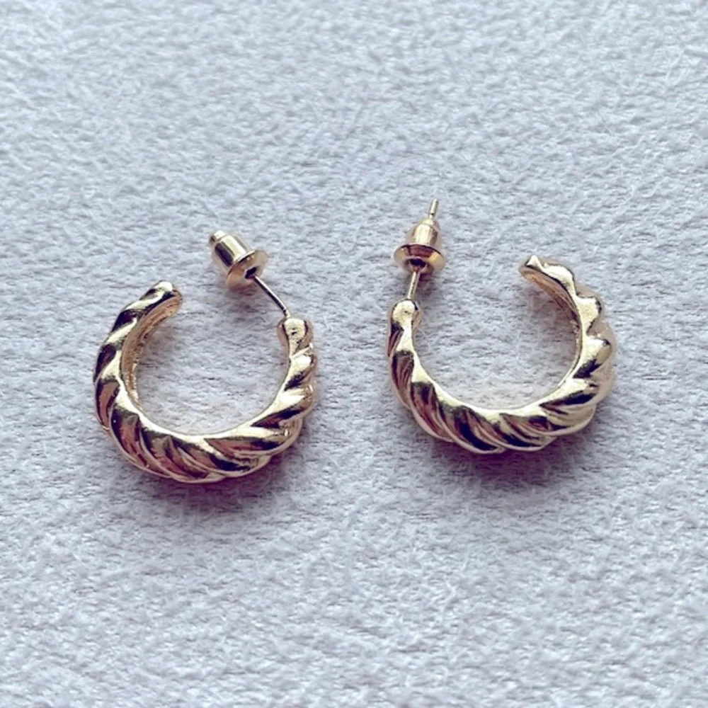 Twisted open hoop earrings